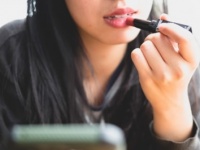 「ツヤ肌」と「抜け感」が決め手！　ナチュラルメイクのやり方