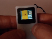 キーホルダーにもできちゃう？！　親指サイズのゲームボーイがなんかカワイイ