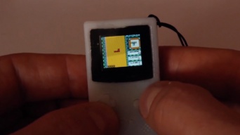 キーホルダーにもできちゃう？！　親指サイズのゲームボーイがなんかカワイイ