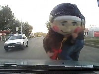 コントかよ！　着ぐるみが運転手にケンカを売るも瞬殺でノックアウトされるwww
