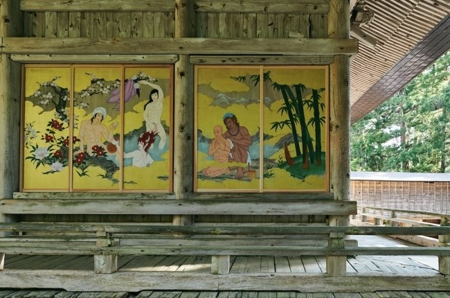 本堂の壁を覆う形で展示される