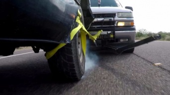 アメリカでカーチェイス専用のパトカーの必殺武器「グラップラー・ポリスバンパー」（アメリカ）
