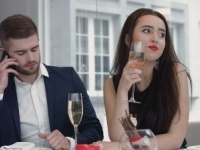 モヤモヤするわー!!　デート中にスマホばかり触る彼への注意の仕方3つ！