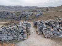 トルコの古代遺跡から未知の言語が記された粘土板が発見される