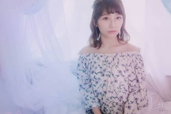 ベッドに座る女性