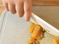 「めちゃくちゃ遠すぎ」「可愛すぎます」　2歳児がカボチャを切ったら...〝左手〟の場所に5.3万人もん絶