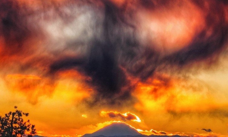 「タイムボカンの爆発」「完全に世紀末」　ディズニーから富士山を眺めたら、とんでもないことになっていた