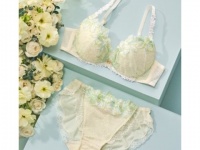 愛らしい花々が胸元を彩る。『FLORALE by Triumph』新作発売