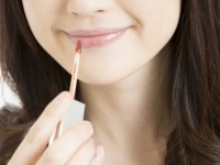 え、天ぷらでも食べた？　「グロスたっぷりの唇の女性」に対する男性のホンネ12