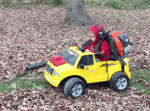 パパ作、落ち葉を吹き飛ばして進むリーフブロワー付き子ども乗用車に息子も大はしゃぎ