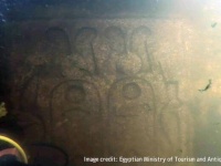 古代エジプトのファラオが複数描かれた岩絵と碑文が湖の底で発見される