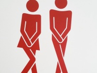 デート中、女性がトイレでこっそりしていること4つ