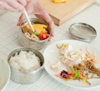 誰でもできちゃう女子力アピール！　職場にお弁当を作って行く女子⇒〇〇％