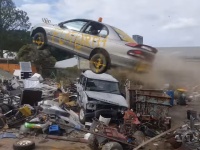 ナイトライダーかよ！廃車寸前の車で遊びまくるジャンク屋が楽しそうｗｗｗ