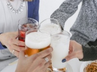 もしかして、私だけ特別ってこと!?　男性が合コンで気になる女性に取る脈ありアクション3つ！