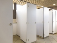 どっちに入る？　職場のトイレで「手前」と「奥」があいてたら……