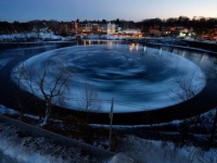 これはいったい？川の水面に出現した回転する巨大な氷の円盤の謎（アメリカ）