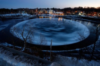 これはいったい？川の水面に出現した回転する巨大な氷の円盤の謎（アメリカ）