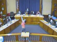 女性が市議会場で創作ダンスを敢行し話題にww