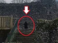 その姿、シスの暗黒卿のごとし。古城で写真を撮ったら黒マントの奇妙な人物が写っていたので専門家が調査に乗り出した結果(イギリス)