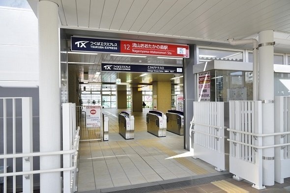 流山おおたかの森駅こかげテラス口。左上に「イヌ」が(画像提供:首都圏新都市鉄道)