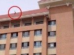 女子学生が１３階から飛び降り自殺！？　助けようと生徒たちが動いた