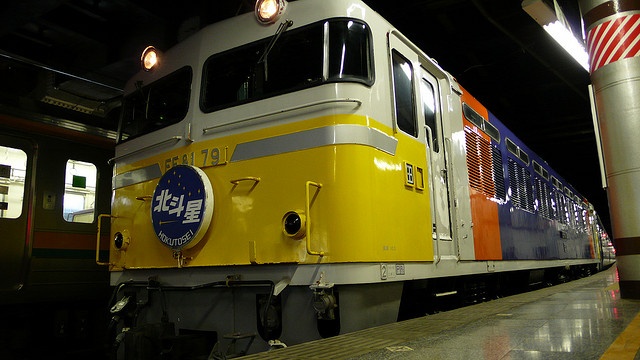 上野駅に停車する「北斗星」（macgleeさん撮影,Flickrより）