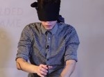 【マネ危険】目隠しをしながら行う“ナイフのスゴ技”に仰天！