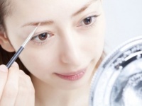 トレンドは太眉だけど……男性に聞いた！　ぶっちゃけ、太眉or細眉の女性どっちが好き？