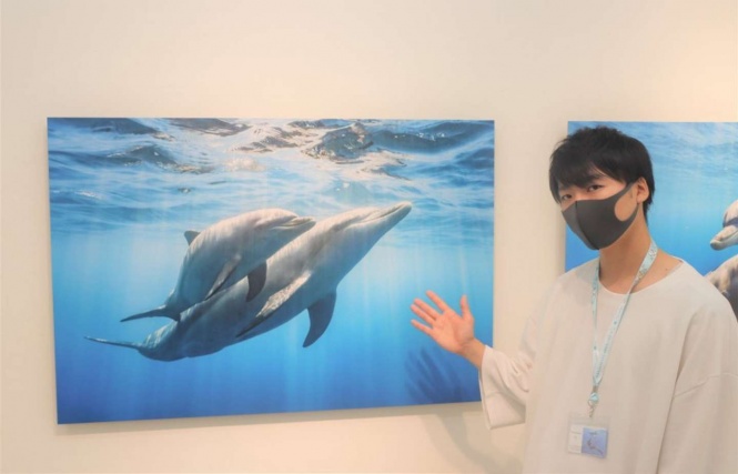写真について説明してくれるあきさん
