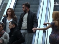 【嬉しいイタズラ！？】すれ違うエスカレーターで見知らぬ美女に手をソフトタッチされたら？