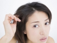 産後の“抜け毛”がとまらない！　産後、薄毛になる原因と髪を戻す方法