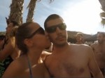 キスをするカップルの後ろで起こった笑えないハプニング！