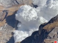 圧巻！ヒマラヤ山脈で大規模な雪崩が発生。逃げ惑う旅行者たち（ネパール）