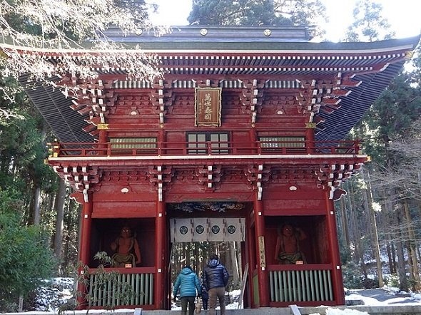 御岩神社楼門（Papakuroさん撮影、Wikimedia Commonsより）