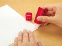 ポンと押すだけ。スタンプ感覚で簡単＆しっかり貼れるテープのり