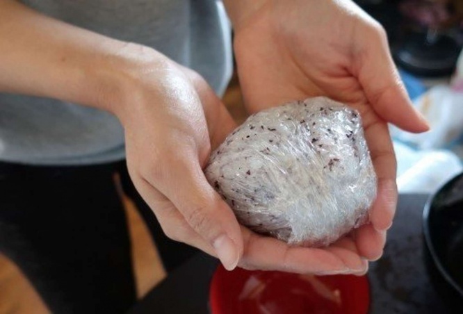 CAさんのおにぎりをもらった(画像はイメージ)