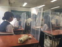 授業中もコロナ対策するぞ！→生徒「黒板見えない」　シュールすぎる教室の光景にネット騒然
