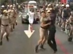 ブラジル・リオ五輪の聖火リレー中、謎の男がいきなり乱入！