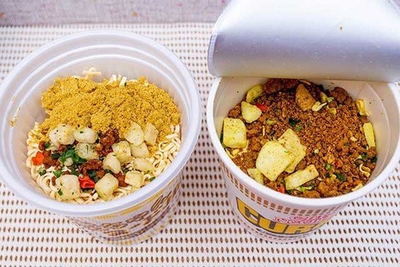 金ちゃんヌードルカレー(左)とカップヌードルカレー(右)スープ粉末の色がだいぶ違う
