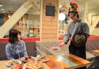 まさかの恰好で接客