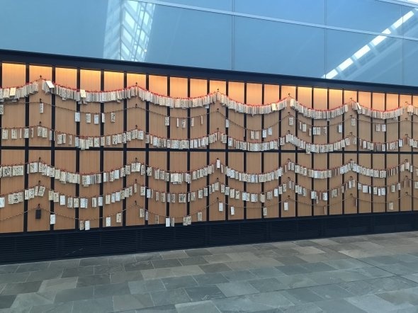 木札を飾った壁面