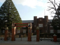 立教大学池袋キャンパス正門（「Wikipedia」より）