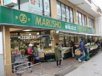 「丸正食品仙川店」には多くの人が訪れていた。店内奥の陳列棚が閑散としているのがむなしい（2018年3月16日撮影）