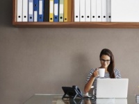 えぇぇぇ……もう帰りたい！　彼氏がビックリした「彼女の家の棚に置いてあったもの」とは？