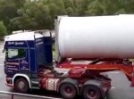 これ曲がれるの！？　６０mもの超巨大荷物を積んだトレーラーの右折は…