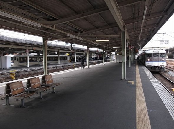 のどかでひなびた空気のかつての広島駅（Inaji pcさん撮影、 Wikimedia Commonsより）