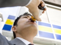 栄養ドリンクに含まれるタウリンに動物の寿命を延ばす効果が確認される。ただし人間に効くかは不明
