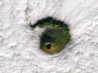 危険な火山、ヴェスヴィオ山にかかる不気味な雲が観測衛星にとらえられる
