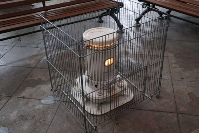 ストーブに当たらせてもらい...（画像はphotoAC）